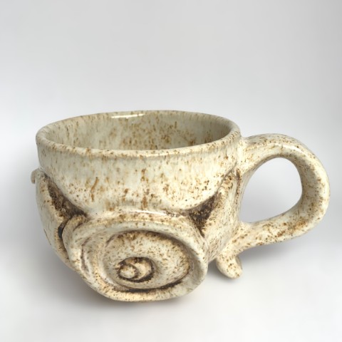 Taza blanca con puntos y labrado con manganeso 